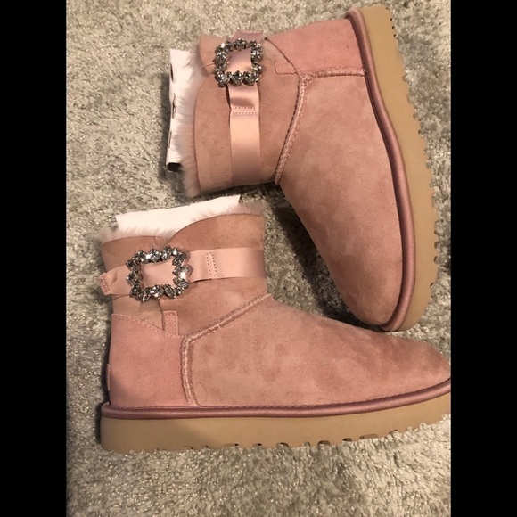 😊NIB UGG w/1110430 Women W MiNi SIDE BROOCH size 7 - Picture 1 of 13